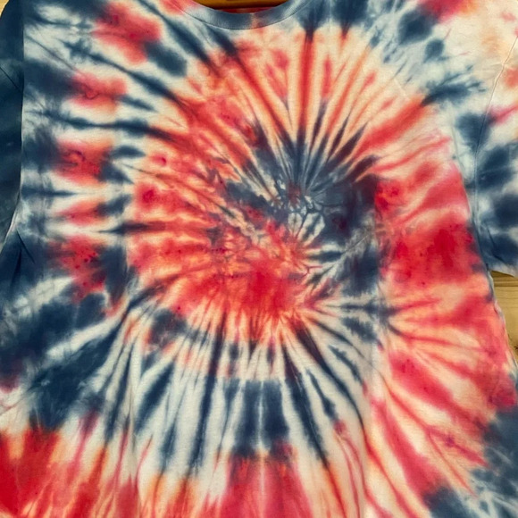 GILDAN Soft Style | Tie-Dye T-Shirt | Color: Red, White, Blue | Size: Unisex S … - Picture 4 of 9